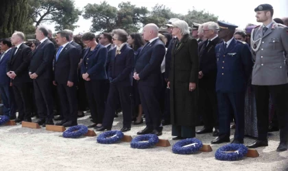Çanakkale Kara Savaşları’nın yıl dönümünde Fransız ve İngiliz anıtlarında tören düzenlendi