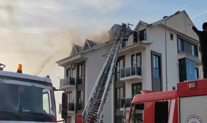 Çatı alev alev yandı, bina sakinleri gözyaşları içinde izledi