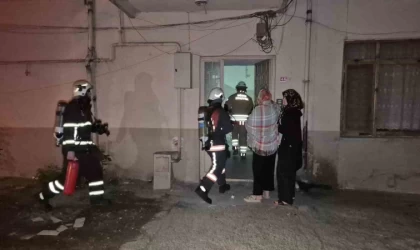 Çatıda çıkan yangın mahalle sakinlerini sokağa döktü