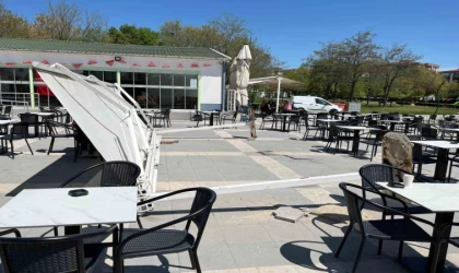 Çay içmeye diye oturduğu kafe bahçesinde tente üzerine devrildi