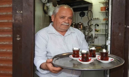 Çaycı İsmet Usta’nın ocağı 35 yıldır bir metrekarelik dükkanda kaynıyor