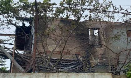 Cenazeye giden ailenin evi alevlere teslim oldu