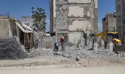 Çevre, Şehircilik ve İklim Değişikliği ekipleri projeye uygun olmayan yapıları yıkıyor