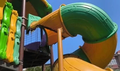 Çocuk parkındaki kaydırağı yakarak tahrip ettiler