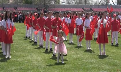 Çocuklar gösterilerde dayanamayıp sahneye çıktı