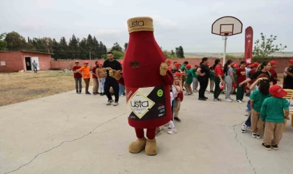 Çocuklar, şalgam adam maskotuyla gönüllerince eğlendi