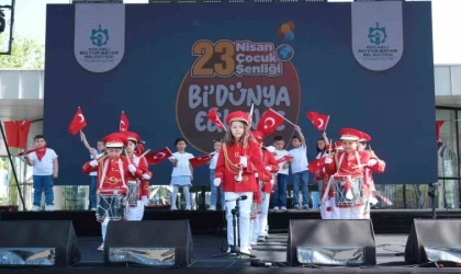 Çocuklardan renkli bando gösterisi