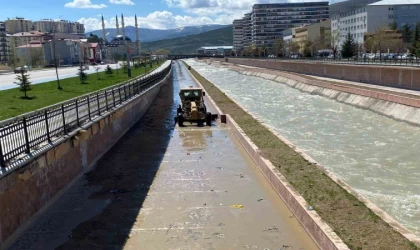 Çöplerle dolu olan yürüyüş yolu sonunda temizleniyor