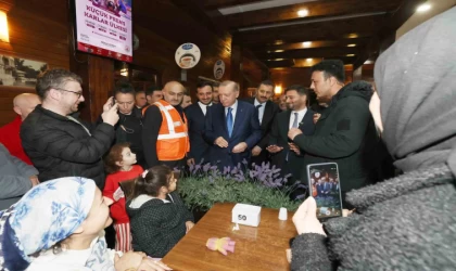 Cumhurbaşkanı Erdoğan’dan geceyi dışarda geçiren vatandaşları ziyaret