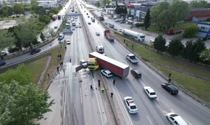 D-100’de kontrolden çıkan tır karşı şeride geçti, ortalık savaş alanına döndü