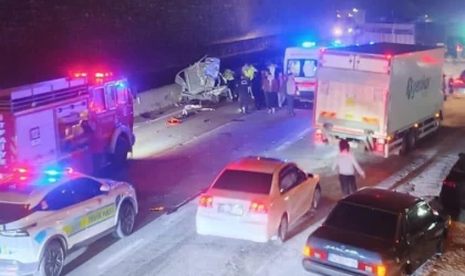 D-650’de hafif ticari araç tıra arkadan çarptı: 1 ölü, 1 ağır yaralı