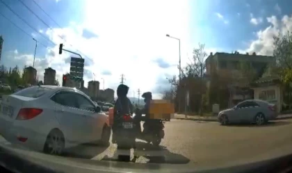 Darp edilen meslektaşını kurtarmak isteyen kadın kurye saldırgana kaskla kafa attı