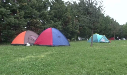 Deprem korkusu yaşayan İstanbullular geceyi çadırlarda geçirdi