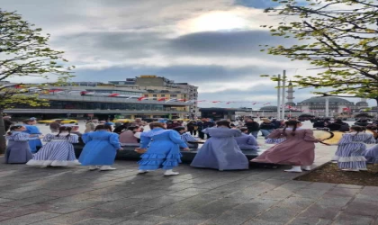 Deprem nedeniyle 23 Nisan etkinlikleri iptal edilen Tataristanlı çocuklardan Taksim’de sembolik gösteri