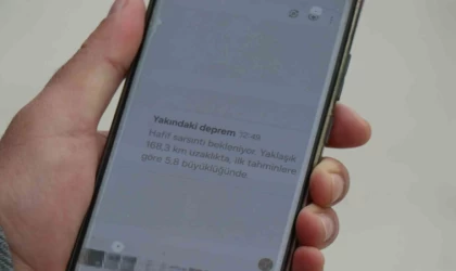 Deprem öncesinde telefonuna gelen uyarı ile dışarı çıkıp o anları kayıt altına aldı