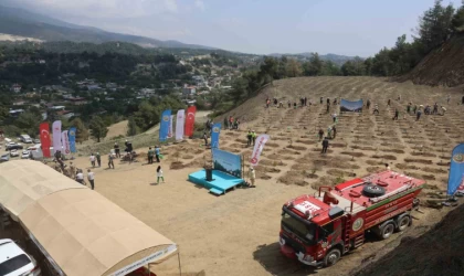 Deprem şehitleri için fidan dikimi