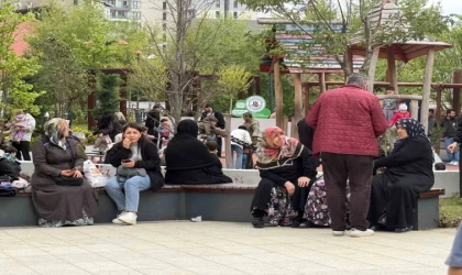 Deprem sonrası kendini sokağa atan vatandaşlar parklara ve boş alanlara akın etti