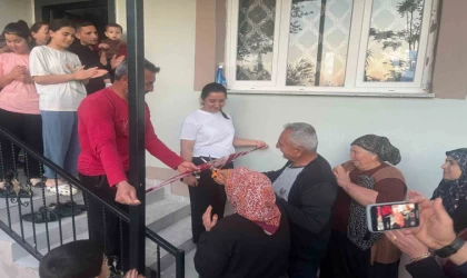 Deprem sonrası yeni evine kavuşan Cennet nine evinin açılışını çocuklarıyla yaptı