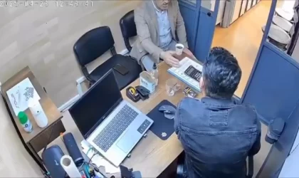 Depremde çayını alıp kaçan vatandaş kamerada