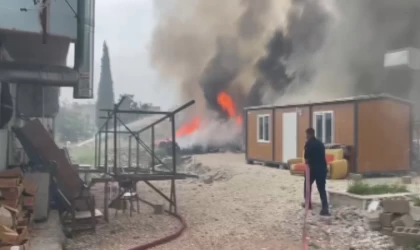 Depremde evleri yıkılan ailelerin konteyner yuvaları alevlere teslim oldu