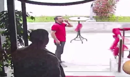 Depremde kaçarken elindeki bardağı bırakmadı, dışarı çıktığında çayını yudumladı