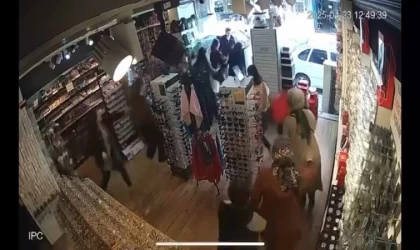 Depremde panik anları güvenlik kamerasında