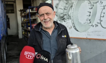 Depreme çay doldururken yakalandı, çaydanlıkla birlikte dışarı kaçtı