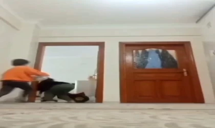 Depreme evde oyun oynarken yakalanan çocukların korku dolu anları kamerada