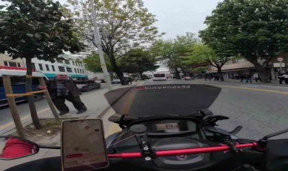 Depreme motosiklet üzerinde yakalandı: Panik anlarını böyle kaydetti