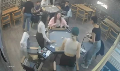 Depreme okey masasında depreme yakalandılar, panik anları kamerada