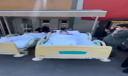 Depremin ardından hastalar sedyelerle tahliye edildi