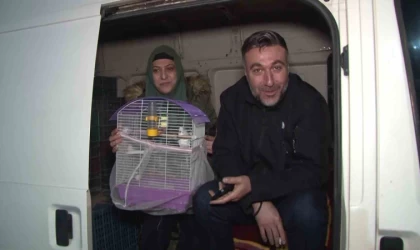 Depremin ardından kimisi çadırda, kimisi kamyonet kasasında geceyi geçiriyor