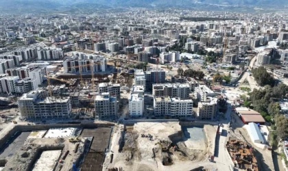 Depremle birlikte boş araziye dönen Antakya’da yüzlerce bina yükseliyor