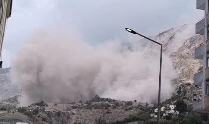 Depremzedeleri tedirgin eden patlamayla mahalle toz bulutu altında kaldı