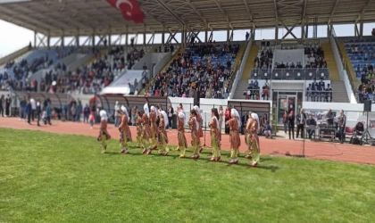 Devrek’te 23 Nisan Çocuk Bayramında minik Ayla folklor grubuna eşlik etti