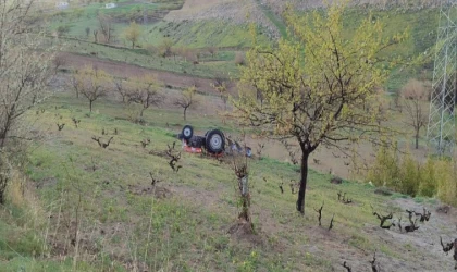 Devrilen traktörün altında kalan sürücü hayatını kaybetti
