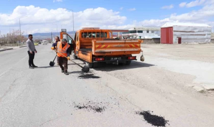 Diyadin’de karayollarında yama çalışması
