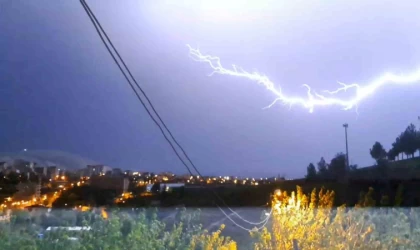 Diyarbakır’da şimşekler geceyi aydınlattı
