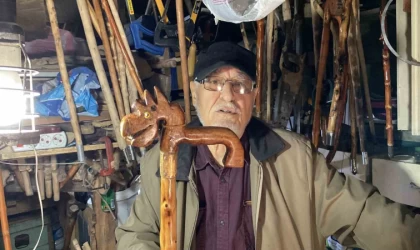 Doğadan topladığı ağaç dallarını bastona dönüştürüyor