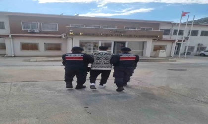 Dolandırıcılık suçundan aranan şahıs Kuşadası’nda yakalandı