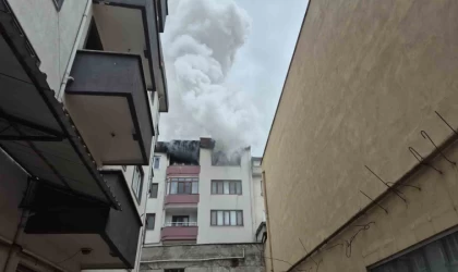 Düzce’de 5 katlı binanın en üst katı alevlere teslim oldu