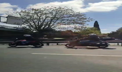 E-5’te tehlikeli yolculuk: Arızalanan motosikleti iple çekti