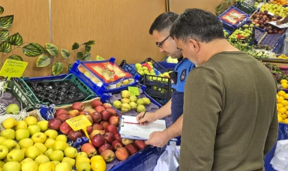 Efeler’de zabıta ekipleri manavlarda fiyat etiketlerini denetledi