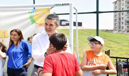 ‘Eğlence Tırı’ 23 Nisan’da depremzede çocukların yüzünü güldürdü