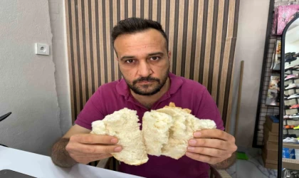 Ekmeğin içinden çıkan çiviyi yutmak üzereyken fark etti