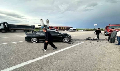 Elazığ’da otomobil kamyona çarptı: 1 yaralı