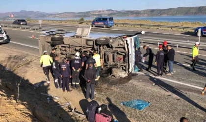 Elazığ’da yolcu midibüsü karşı şeride geçerek yan yattı: 25 yaralı