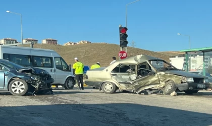 Elazığ’da zincirleme trafik kazası: 1 ölü 3 yaralı