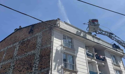 Esenyurt’ta 4 katlı binanın çatısı alev alev yandı