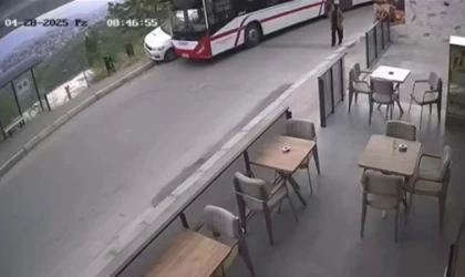 ESHOT otobüsü, park halindeki otomobile çarptı